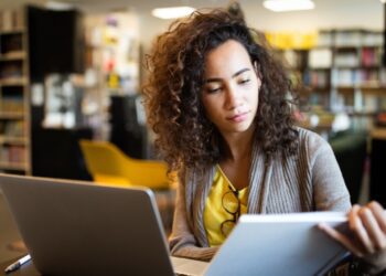 Las mujeres estudian más máster que los hombres en la UE