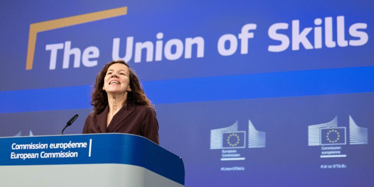 Bruselas presenta su plan para abordar la crisis de habilidades y reducir el bajo rendimiento en competencias básicas a menos del 15% para 2030