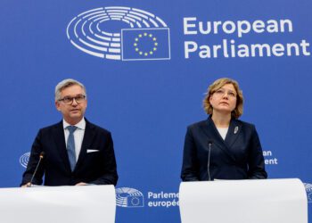 Bruselas propone la creación de centros de retorno en terceros países, pero asegura que «no tiene nada que ver» con el modelo Meloni