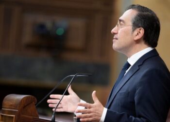 Albares pide el apoyo del Congreso a las decisiones del Gobierno en este “momento crucial” para la seguridad europea
