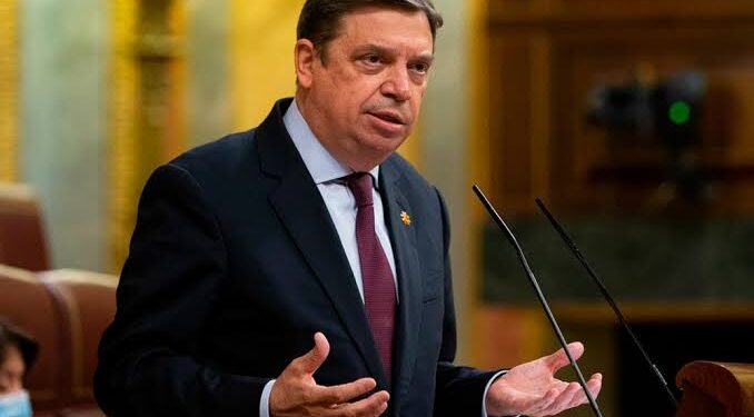 Luis Planas rechaza la amenaza de Trump sobre aranceles al vino: «Este no es un buen camino»