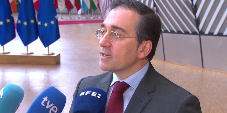 Albares defiende en Bruselas una “financiación sostenible y predecible” para Ucrania