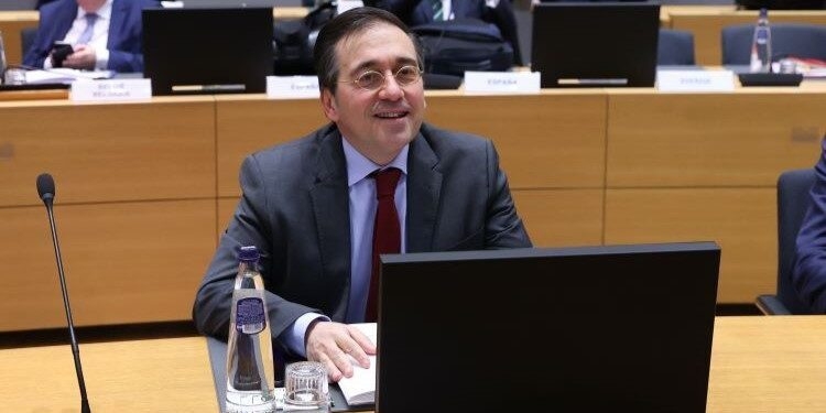 Albares: “La UE y Ucrania han demostrado que quieren la paz, la pelota está ahora en el lado ruso”