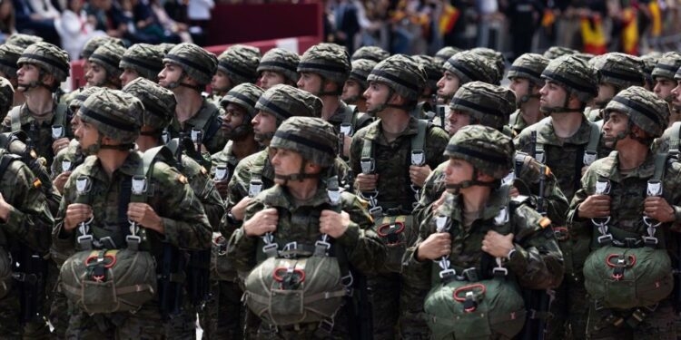 Tres de cada cuatro españoles están a favor de que Europa aumente su capacidad de defensa, según el CIS