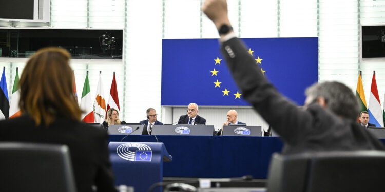 El Parlamento aprueba acelerar la tramitación de la propuesta para posponer la aplicación de las normativas de sostenibilidad empresarial