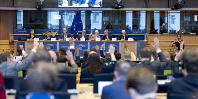 Los eurodiputados presionan para un programa europeo de industria de defensa más ambicioso