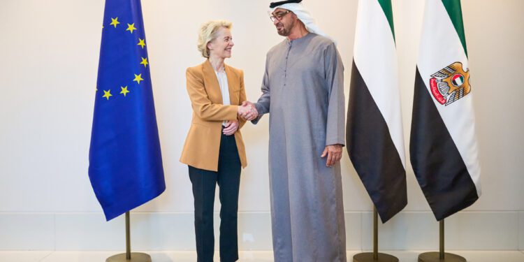 La UE y los Emiratos Árabes Unidos inician negociaciones para un acuerdo de libre comercio