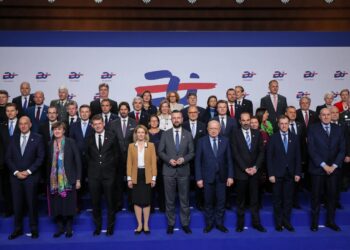 Los ministros de Defensa de la UE coinciden en reforzar el apoyo militar a Ucrania y agilizar la movilidad de tropas en Europa