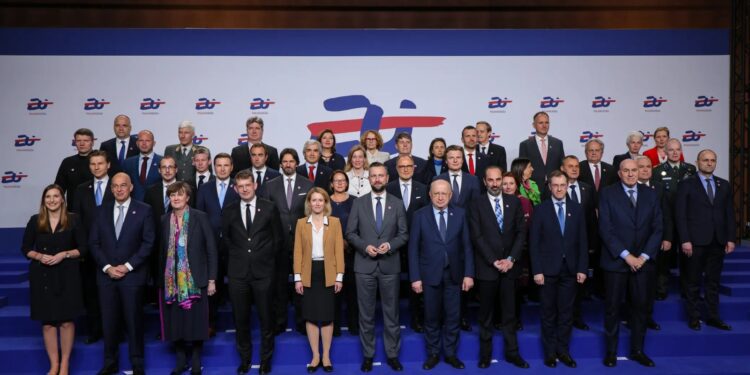 Los ministros de Defensa de la UE coinciden en reforzar el apoyo militar a Ucrania y agilizar la movilidad de tropas en Europa