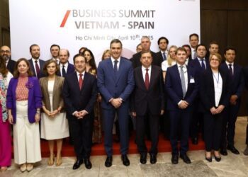 Sánchez ofrece en Vietnam la experiencia española en energía verde e infraestructuras