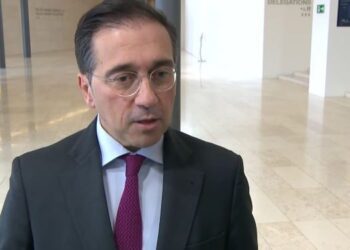 Albares reclama a la UE que aumente su presión sobre Rusia tras la matanza de Sumi