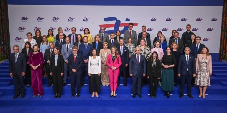 Los ministros de Empleo y Política Social discuten el impacto de la IA en el trabajo, la digitalización y la conciliación laboral