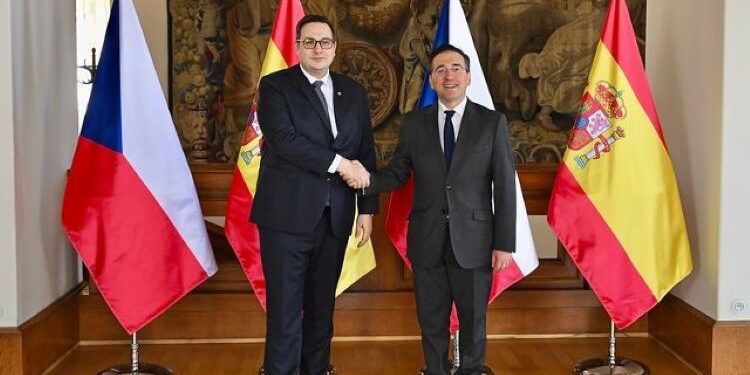 Albares: “La OTAN sigue siendo indispensable, pero Europa debe tener la seguridad y la disuasión en sus manos”