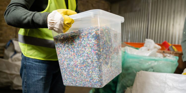 La UE avanza en la lucha contra la contaminación por microplásticos con nuevas reglas para los pellets de plástico