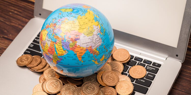 El FMI baja el déficit previsto para España en 2025 al 2,7% y la deuda al 100,6%