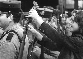 PORTUGAL Y SU SERENA REVOLUCIÓN DE PRIMAVERA