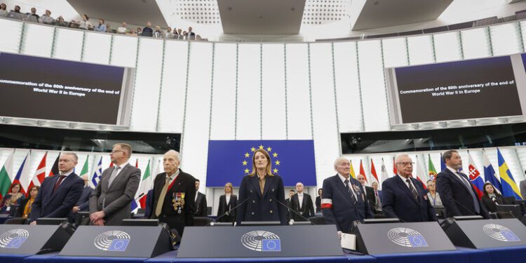 El Parlamento rinde homenaje a los verteranos de la II Guerra Mundial y celebra la paz