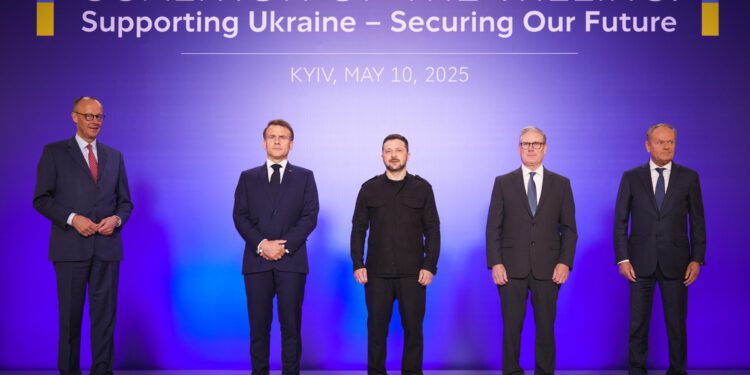 Macron, Merz, Starmer y Tusk viajan a Kiev y dan un ultimátum a Putin para negociar la paz que este acepta con condiciones