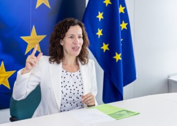 Roxana Mînzatu reivindica la necesidad de «apoyar una movilidad laboral justa dentro de la UE»