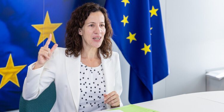 Roxana Mînzatu reivindica la necesidad de «apoyar una movilidad laboral justa dentro de la UE»
