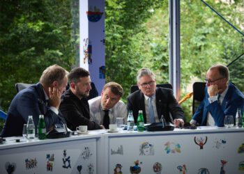 Zelenski, Macron, Merz, Starmer y Tusk llaman a Trump para aumentar la presión sobre Rusia tras el fracaso de las negociaciones en Estambul