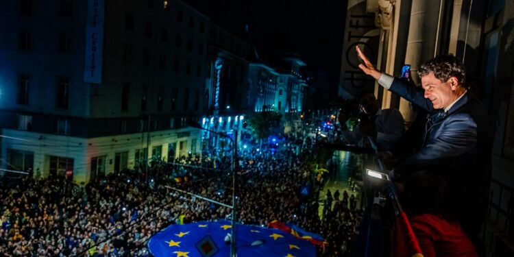 Nicușor Dan le da la vuelta a las encuestas y se proclama vencedor de las elecciones en Rumanía