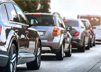 La cantidad de coches por habitante se reduce en la UE