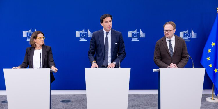 La UE avanza hacia sus metas climáticas mientras Bruselas valora progresos en los planes nacionales y llama a acelerar la acción