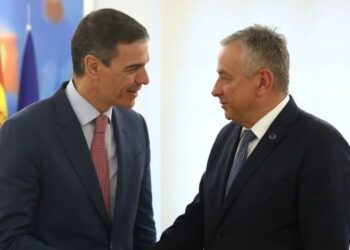 Sánchez aborda con el comisario Síkela el papel de Bruselas en la Conferencia sobre Financiación al Desarrollo de Sevilla