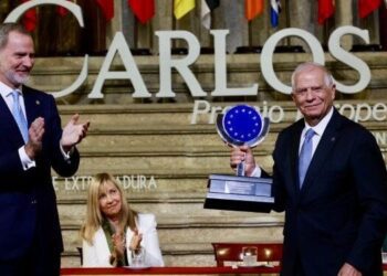 Borrell afirma, tras recibir el Premio Carlos V, que UE debe rearmarse frente a “personajes como Putin y Trump”
