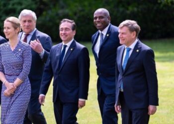 Albares advierte de que no puede haber “negociaciones de paz serias” en Ucrania sin un alto el fuego “de 30 días”