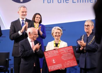 El Rey en la concesión del Premio Carlomagno a Von der Leyen: “La UE no puede tener 27 políticas de Defensa desconectadas”