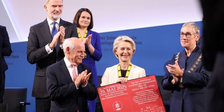 El Rey en la concesión del Premio Carlomagno a Von der Leyen: “La UE no puede tener 27 políticas de Defensa desconectadas”