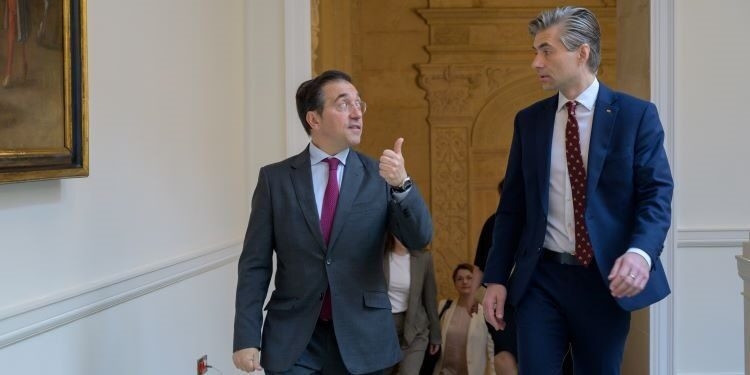 Albares reitera a su homólogo lituano el compromiso de España con la seguridad en el Báltico