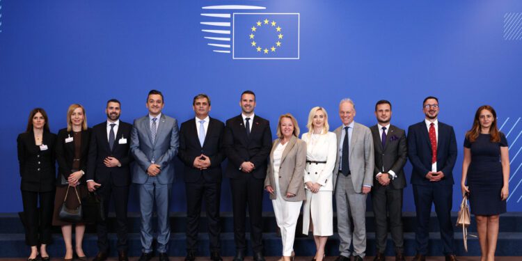 La UE y Montenegro cierran provisionalmente el capítulo de contratación pública en el proceso de adhesión