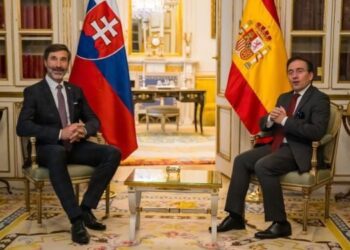 Albares reitera ante su homólogo eslovaco el “firme compromiso” de España con el flanco este de la OTAN
