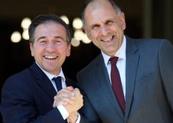 Albares y su homólogo griego piden que la política migratoria sea una “prioridad” de la UE