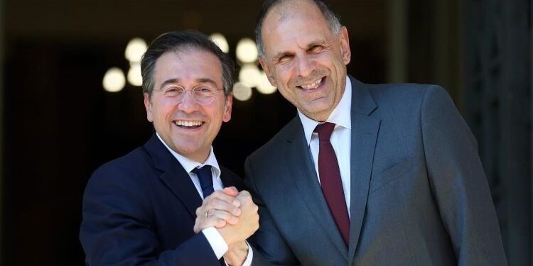 Albares y su homólogo griego piden que la política migratoria sea una “prioridad” de la UE