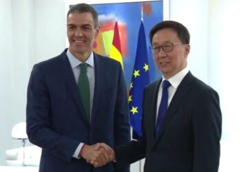 Sánchez aborda con el vicepresidente Han Zheng la necesidad de mejorar las relaciones comerciales entre la UE y China tras los aranceles de Trump