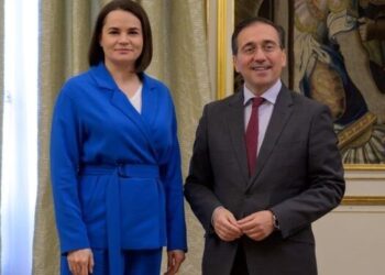Albares reitera a Tijanóvskaya el compromiso de España con la democracia en Bielorrusia
