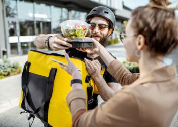 Bruselas multa a Delivery Hero y Glovo con 329 millones por cártel en el reparto de comida a domicilio