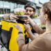 Bruselas multa a Delivery Hero y Glovo con 329 millones por cártel en el reparto de comida a domicilio