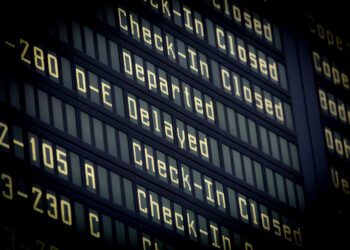 Los ministros de Transporte de la UE acuerdan elevar de tres a cuatro horas el umbral mínimo para compensaciones por retrasos aéreos