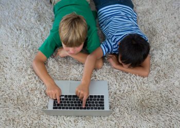 Bruselas rechaza una prohibición comunitaria del acceso a redes sociales para menores