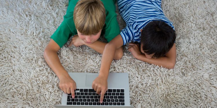 Bruselas rechaza una prohibición comunitaria del acceso a redes sociales para menores