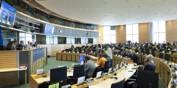 El Parlamento anima a Ucrania a mantener el ritmo en la aplicación de las reformas relacionadas con la UE y a abrir grupos de negociaciones