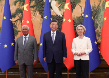 La UE pide a China reequilibrar las relaciones comerciales en su 25ª cumbre bilateral en Pekín