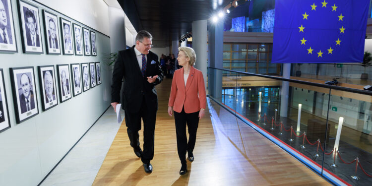 Los Estados miembros de la UE aprueban aranceles de 93.000 millones a EE.UU. por si fracasan las negociaciones