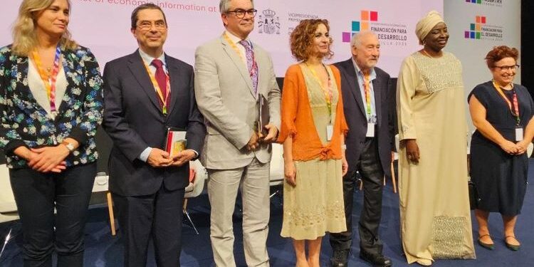 María Jesús Montero reclama en Sevilla la creación de sistemas fiscales progresivos a nivel global