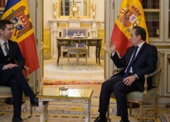 Albares traslada su apoyo a la democracia y la senda europea de Moldavia